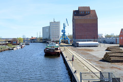 Die Hansestadt  Anklam  ist eine Stadt im Landkreis Vorpommern-Greifswald in Mecklenburg-Vorpommern; Hafen mit Binnenschiff, Speicher und Silos.