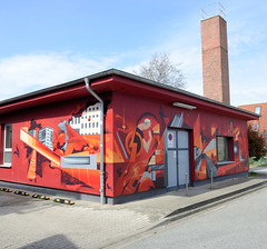 Reutershagen, benannt nach dem niederdeutschen Schriftsteller Fritz Reuter, ist ein Ortsteil von Rostock im Bundesland Mecklenburg-Vorpommern;  Flachdachgebäude mit rotem Fassadenbild.