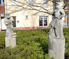 Die Hansestadt Wolgast     ist eine Stadt   im Landkreis Mecklenburg-Vorpommern; Skulpturen - Fischer und seine Frau, Bildhauer Jesko Lange.