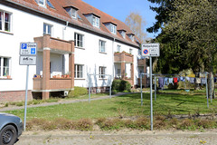 Wieck ist ein Ortsteil der Stadt Greifswald in Mecklenburg-Vorpommern; Wohnblock mit gemauerten Balkons.