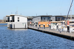 Kröslin ist ein Ort und gleichnamige Gemeinde im Landkreis Vorpommern-Greifswald in Mecklenburg-Vorpommern; Marina / Hausboote, Ferienwohnungen.
