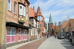 Bad Bevensen ist eine Stadt im Landkreis Uelzen im Bundesland Niedersachsen; Blick durch die Kirchenstraße - Wohnhäuser und  Dreikönigskirche.