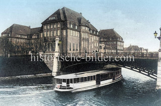 Altes Bild vom EilbekKanal in Hamburg Uhlenhorst - ein Alsterdampfer fährt unter der Wartenaubrücke, links das Gebäude der jetzigen Hochschule für bildende Künste - damals staatliche Kunstgewerbeschule - Architekt Fritz Schumacher, erbaut 1913.