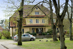 Kuhstorf ist ein Ort und gleichnamige Gemeinde im Landkreis Ludwigslust-Parchim in Mecklenburg-Vorpommern; Villa mit Mansarddach.