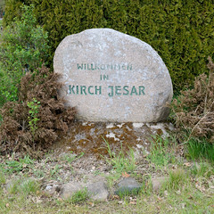 Kirch Jesar ist ein Ort und gleichnamige  Gemeinde im Landkreis Ludwigslust-Parchim in Mecklenburg-Vorpommern; Feldstein - Willkommen.