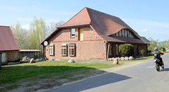 Bresegard bei Picher ist ein Ort und gleichnamige Gemeinde im Landkreis Ludwigslust-Parchim in Mecklenburg-Vorpommern; Wohnhaus mit Krüppelwaldach und großem Ochsenauge.