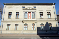 Die Hansestadt  Anklam  ist eine Stadt im Landkreis Vorpommern-Greifswald in Mecklenburg-Vorpommern;  Wohnhaus mit Skulptur.