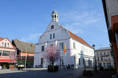 Die Hansestadt Wolgast     ist eine Stadt   im Landkreis Mecklenburg-Vorpommern;  Rathaus mit Rathausplatz.