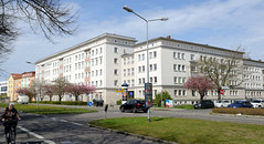 Reutershagen, benannt nach dem niederdeutschen Schriftsteller Fritz Reuter, ist ein Ortsteil von Rostock im Bundesland Mecklenburg-Vorpommern;  Wohnblocks im Baustil des sozialistischen Klassizismus.