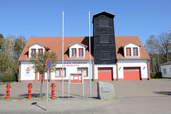 Karlshagen ist ein Ostseebad auf der Insel Usedom  im Landkreis Vorpommern-Greifswald in Mecklenburg-Vorpommern; Gebäude Freiwillige Feuerwehr mit hölzernem Schlauchturm.