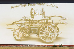 Lubmin ist ein Ort und gleichnamige Gemeinde im Landkreis Vorpommern-Greifswald im Bundesland Mecklenburg-Vorpommern; Fassadenbild alter Löschwagen.