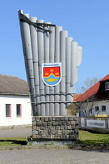 Peenemünde ist ein Ort und gleichnamige Gemeinde auf  der Insel Usedom im Landkreis Vorpommern-Greifswald in  Mecklenburg-Vorpommern;  Panflöte aus Metall mit Wappen der Stadt.