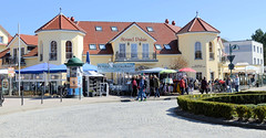 Karlshagen ist ein Ostseebad auf der Insel Usedom  im Landkreis Vorpommern-Greifswald in Mecklenburg-Vorpommern; Promenade mit Restaurants und Geschäften.