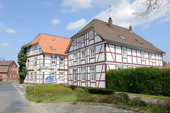 Medingen ist ein Ortsteil von Bad Bevensen in Niedersachsen;  Fachwerkhäuser mit Krüppelwalmdach.