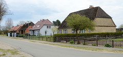 Strohkirchen ist eine Gemeinde im Landkreis Ludwigslust-Parchim in Mecklenburg-Vorpommern; Reihe Wohnhäuser mit Krüppelwalmdach.