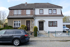 Reutershagen, benannt nach dem niederdeutschen Schriftsteller Fritz Reuter, ist ein Ortsteil von Rostock im Bundesland Mecklenburg-Vorpommern; Doppelhaus mit unterschiedlicher Fassadengestaltung - Vorgärten.