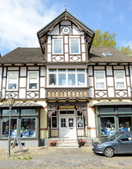 Bad Bevensen ist eine Stadt im Landkreis Uelzen im Bundesland Niedersachsen; Fachwerkhaus - Geschäft mit Holzfenster.