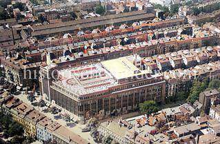 Historische Luftansicht vom Karstadt Gebäude in der Hamburger Straße im Stadtteil Barmbek Süd, ca. 1932 - das Kaufhaus hat einen Dachgarten, an der Fassade des Gebäudes in große Schilder Ausverkauf.