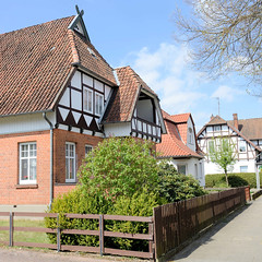 Bad Bevensen ist eine Stadt im Landkreis Uelzen im Bundesland Niedersachsen; Wohnhaus mit Giebelfachwerk und Mansarddach.