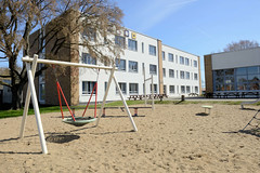 Eldena ist ein Ortsteil der Hansestadt Greifswald in Mecklenburg-Vorpommern;  Schulgebäude mit Spielplatz.