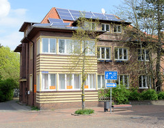 Bad Bevensen ist eine Stadt im Landkreis Uelzen im Bundesland Niedersachsen; Ziegelgebäude mit gelben Zierbändern.