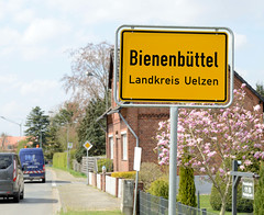 Bienenbüttel ist eine Einheitsgemeinde  im   Landkreis Uelzen, Niedersachsen im südlichen Teil der Metropolregion Hamburg;  Ortsschild / Ortsgrenze - blühender Tulpenbaum.
