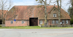 Kuhstorf ist ein Ort und gleichnamige Gemeinde im Landkreis Ludwigslust-Parchim in Mecklenburg-Vorpommern;  landwirtschaftliches Gebäude -   Wohnhaus mit Scheune, großes Holztor.