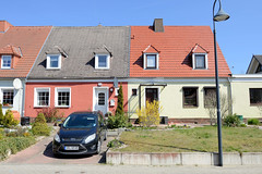 Karlshagen ist ein Ostseebad auf der Insel Usedom  im Landkreis Vorpommern-Greifswald in Mecklenburg-Vorpommern; Reihenhaus mit unterschiedlicher Fassadengestaltung.