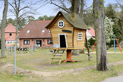 Kirch Jesar ist ein Ort und gleichnamige  Gemeinde im Landkreis Ludwigslust-Parchim in Mecklenburg-Vorpommern; Kinderspielplatz mit Holzhaus, Baumhaus.