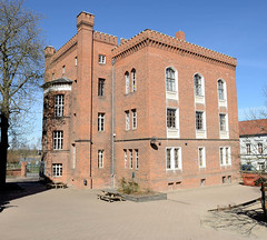 Die Hansestadt  Anklam  ist eine Stadt im Landkreis Vorpommern-Greifswald in Mecklenburg-Vorpommern; ehem. Gymnasium  Tudorstil mit Zinnenkranz und Eckfialen, heute Schule Peeneburg.