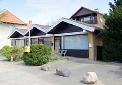 Medingen ist ein Ortsteil von Bad Bevensen in Niedersachsen; Ladenvorbau, Paralleldach.