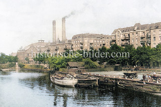 Schuten am Kai des Osterbekkanals in Hamburg Barmbek Süd - Blick von der Barmbecker Straße / im Hintergrund die Schornsteine vom Barmbeker Gaswerk.