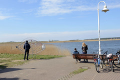 Karlshagen ist ein Ostseebad auf der Insel Usedom  im Landkreis Vorpommern-Greifswald in Mecklenburg-Vorpommern;   Promenade am Peeneufer.