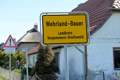 Wehrland-Bauer ist ein Ortsteil der Gemeinde Zemitz im Landkreis Vorpommern-Greifswald im Bundesland Mecklenburg-Vorpommern;  Ortsschild.