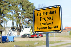 Freest ist ein Ortsteil der Gemeinde Kröslin im Landkreis Vorpommern-Greifswald in Mecklenburg-Vorpommern;  Ortsschild.