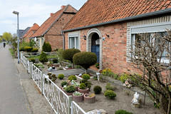 Kirch Jesar ist ein Ort und gleichnamige  Gemeinde im Landkreis Ludwigslust-Parchim in Mecklenburg-Vorpommern;  Einzelhäuser mit Vorgarten.