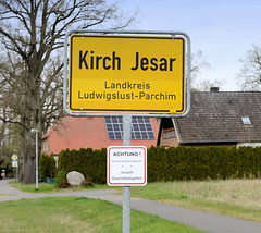 Kirch Jesar ist ein Ort und gleichnamige  Gemeinde im Landkreis Ludwigslust-Parchim in Mecklenburg-Vorpommern;  Ortschild.