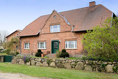 Jasnitz ist ein Ortsteil der Gemeinde Pcher im Landkreis Ludwigslust-Parchim in Mecklenburg-Vorpommern; Wohnhaus mit geschweifter Gaube, Zwerchgiebel - Feldsteinmauer.