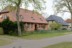 Kirch Jesar ist ein Ort und gleichnamige  Gemeinde im Landkreis Ludwigslust-Parchim in Mecklenburg-Vorpommern; Wohnhäuser mit Krüppelwalmdach.