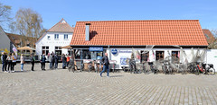 Wieck ist ein Ortsteil der Stadt Greifswald in Mecklenburg-Vorpommern; Hafenpromenade mit Fischrestaurant.
