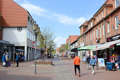 Bad Bevensen ist eine Stadt im Landkreis Uelzen im Bundesland Niedersachsen;   Straße mit Geschäften.