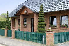 Strohkirchen ist eine Gemeinde im Landkreis Ludwigslust-Parchim in Mecklenburg-Vorpommern;  Bungalow mit gedrehter Thuja im Vorgarten.