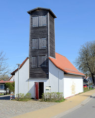 Lubmin ist ein Ort und gleichnamige Gemeinde im Landkreis Vorpommern-Greifswald im Bundesland Mecklenburg-Vorpommern; Freiwillige Feuerwehr mit Holzschlauchturm.