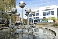 Reutershagen, benannt nach dem niederdeutschen Schriftsteller Fritz Reuter, ist ein Ortsteil von Rostock im Bundesland Mecklenburg-Vorpommern; Brunnen mit Metallskulptur.