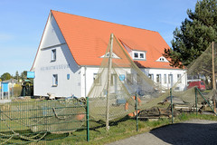 Freest ist ein Ortsteil der Gemeinde Kröslin im Landkreis Vorpommern-Greifswald in Mecklenburg-Vorpommern; Fischnetze - Heimatmuseum.