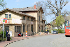 Bad Bevensen ist eine Stadt im Landkreis Uelzen im Bundesland Niedersachsen;  Bahnhofsgebäude, gelber Backsteinbau.