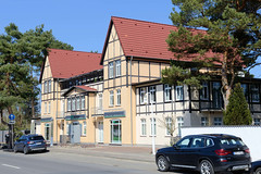 Karlshagen ist ein Ostseebad auf der Insel Usedom  im Landkreis Vorpommern-Greifswald in Mecklenburg-Vorpommern;  Doppelvilla mit Fachwerkgiebeln.