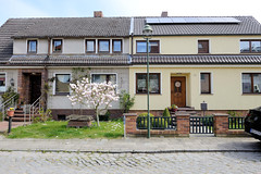 Reutershagen, benannt nach dem niederdeutschen Schriftsteller Fritz Reuter, ist ein Ortsteil von Rostock im Bundesland Mecklenburg-Vorpommern;  Reihenhaus mit unterschiedlicher Fassadengestaltung - Vorgärten.