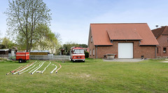 Morass ist ein Ort in der gleichnamigen Gemeinde  im Landkreis Ludwigslust-Parchim in Mecklenburg-Vorpommern; Feuerwehrauto mit Kompressor und Schläuchen.