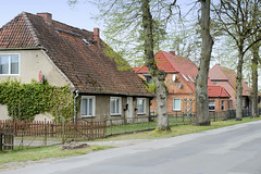 Morass ist ein Ort in der gleichnamigen Gemeinde  im Landkreis Ludwigslust-Parchim in Mecklenburg-Vorpommern; Wohnhäuser mit Krüppelwalmdach.